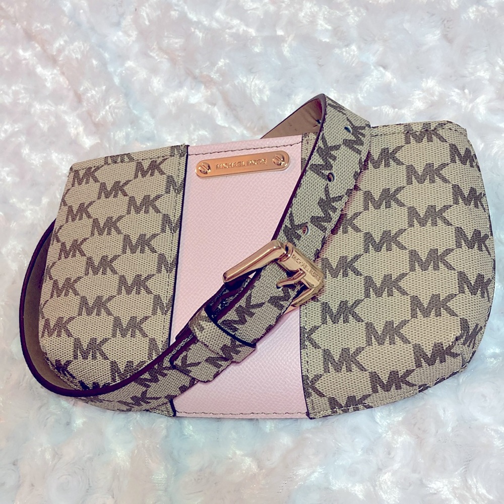 NEW | MK belt bag. Gold hardware. Size S/M. Zip closure. Inside slip pocket.